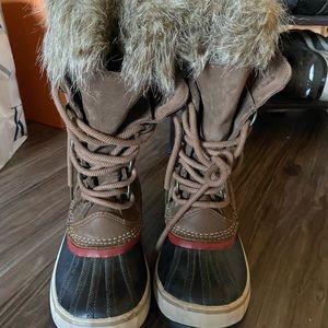 Śniegowce SOREL - Joan Of Arctic Umber/Red Dahlia